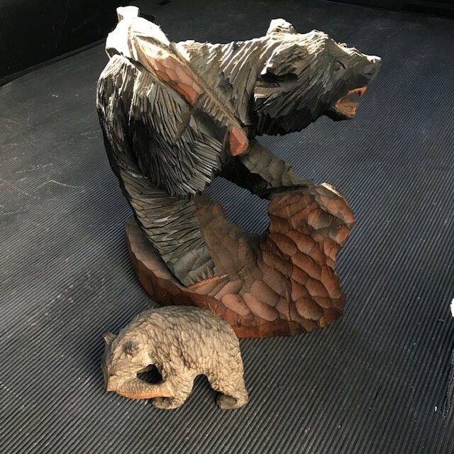 熊の彫刻　置物