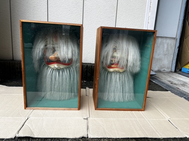 壁に飾られてあった天狗のお面。ひげまで合わせると、1メートル程あります。